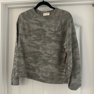 Universal Thread Fitted Crewneck Lightweight Sweatershirt